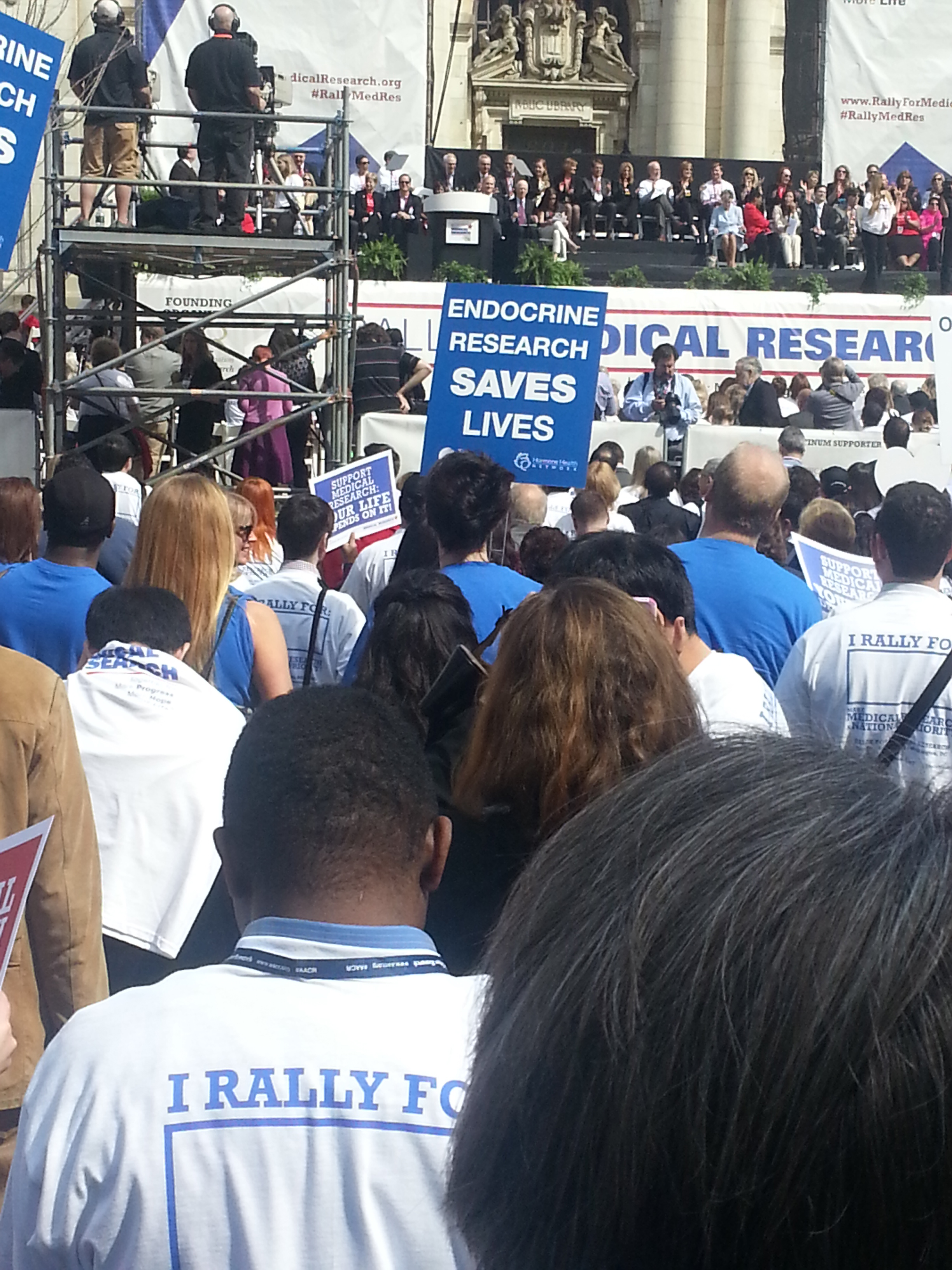 Speakers are getting the crowd excited at AACR’s Rally for Medical Research. Heard chanting: More progress, more hope, more life.