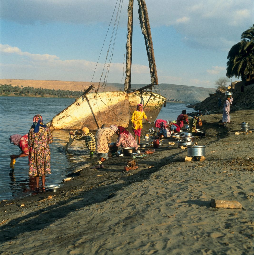 El-Alarna, Egypt: washing pots and pans in the Nile